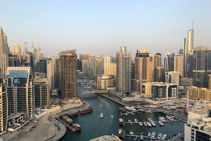 Dubai Marina med skyskrapor och båtar längs kanalen
